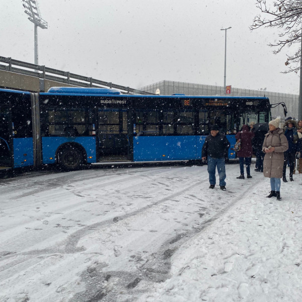 Megbénította Budapest közlekedését a havazás, de Kamu Geri a Facebook-on szelfizget