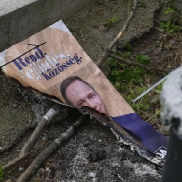 Fideszes plakátokat gyújtottak fel az I. kerületben