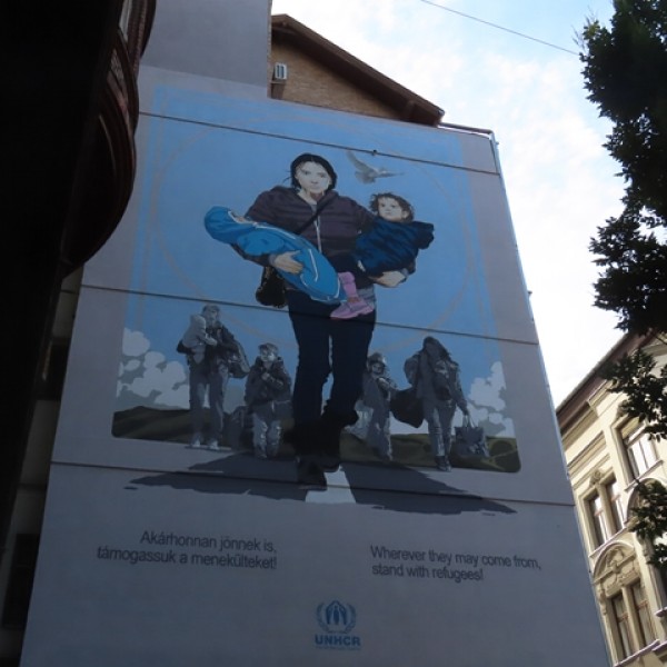 A magyargyűlölő Niedermüller egy ukrán menekültek témájú falfestményt avatott fel