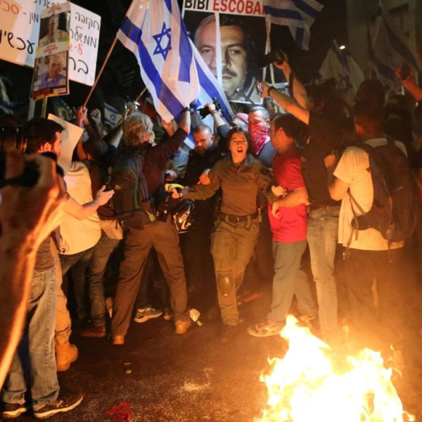 Tel-Avivban elszabadultak az indulatok, Netanjahu fejét követelik