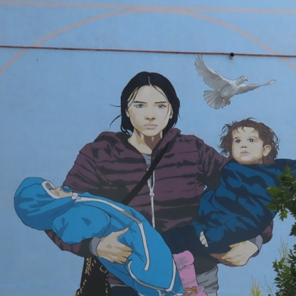 A magyargyűlölő Niedermüller egy ukrán menekültek témájú falfestményt avatott fel