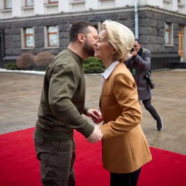 Ursula hiába csókolgatja Zelenszkijt: "Kijevnek még sok tennivalója van, ha csatlakozni akar az EU-hoz"