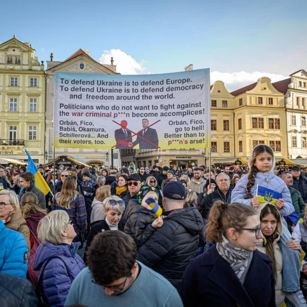 Orbán Viktor is plakátra került Csehországban az Ukrajna melletti szimpátiatüntetésen