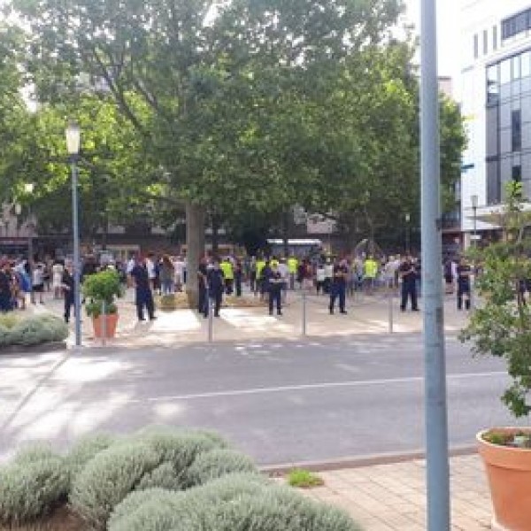 Pécs: Hatalmas a rendőri készültség Dobrev fórumán, sorfal mögül mer csak beszélni