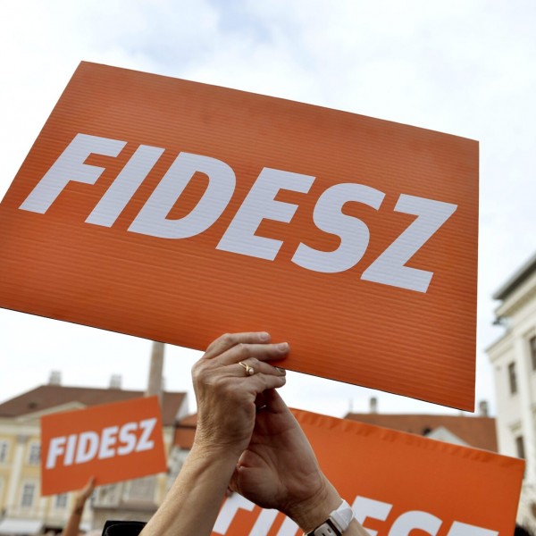 Felmérés: Stabil a Fidesz előnye a moslékkoalícióval szemben