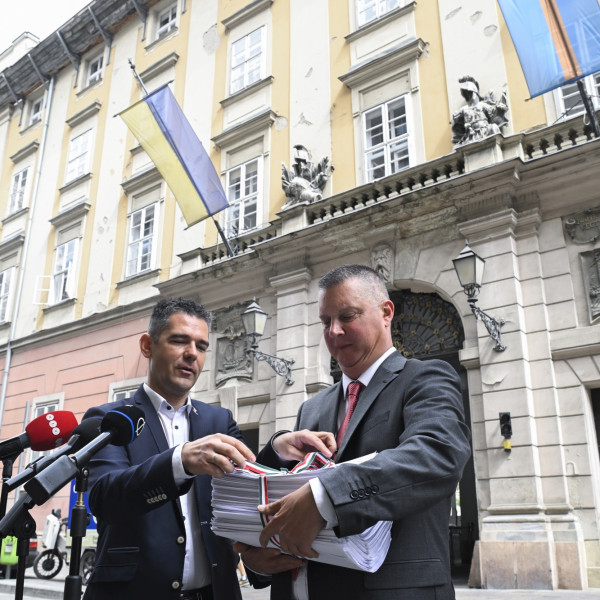 Novák Előd szerint a választás tétje, hogy "ismét szivárványos zászló kerül-e a Főpolgármesteri Hivatal homlokzatára"