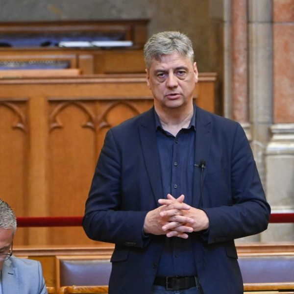 Menczer Tamás ma a Parlamentben legendás mutogatónak nevezte Gréczy Zsoltot