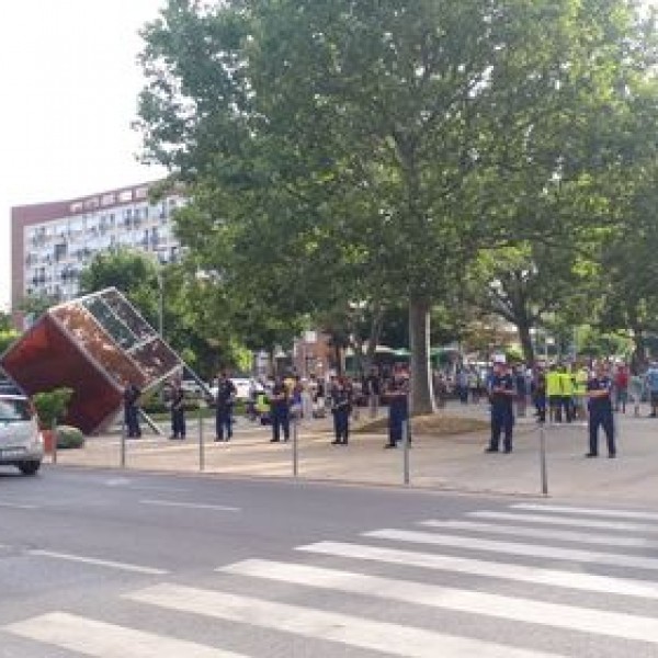 Pécs: Hatalmas a rendőri készültség Dobrev fórumán, sorfal mögül mer csak beszélni