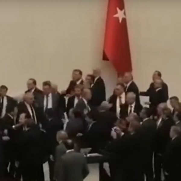 Úgy összeverekedtek a török parlamentben, hogy intenzív osztályra került az egyik ellenzéki képviselő