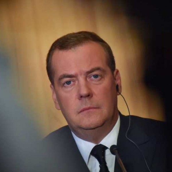 Medvegyev szerint a brit védelmi miniszter egy „tőrőlmetszett kretén”