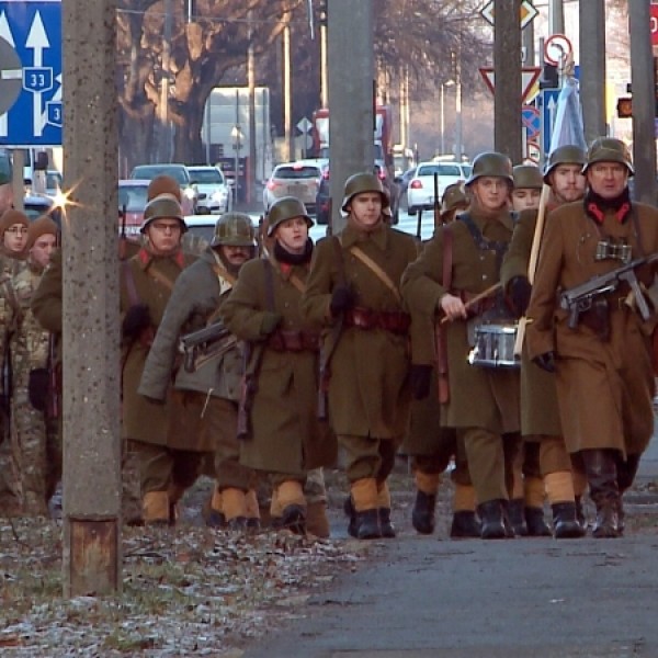 Hatvanan gyalogolnak Debrecenből 70 kilométert a Donnál elesett katonák emlékére (Videó)