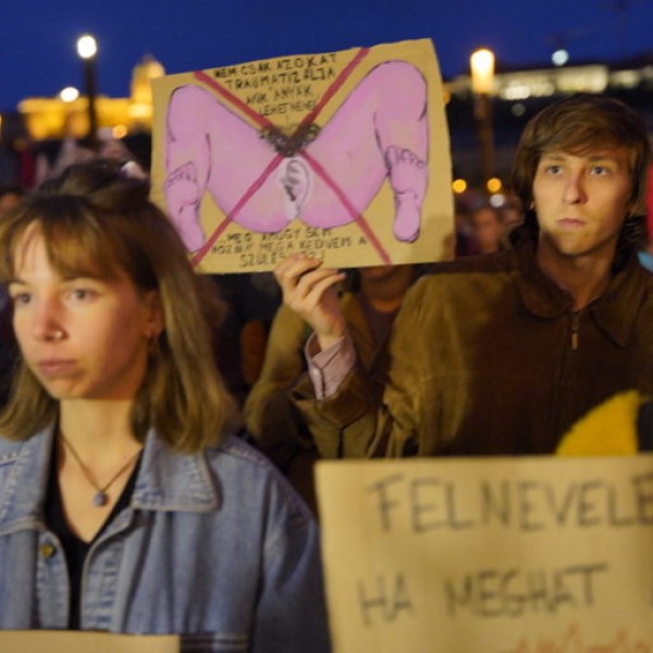 „Sándor, Sándor, tűnj a pinámból!” - A szívhang-rendelet miatt vergődtek a liberálisok a Kossuth téren