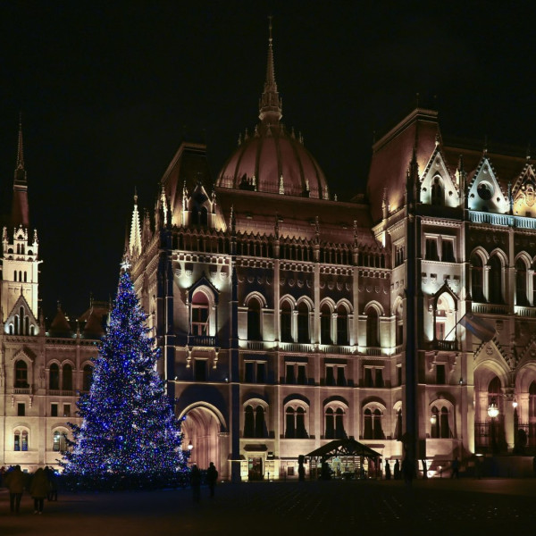 Varázslat a Kossuth téren: így néz ki az ország karácsonyfája teljes pompájában