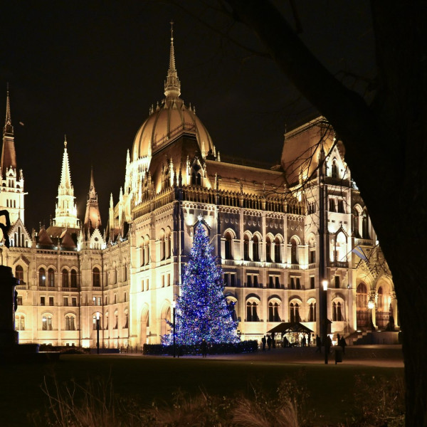 Varázslat a Kossuth téren: így néz ki az ország karácsonyfája teljes pompájában