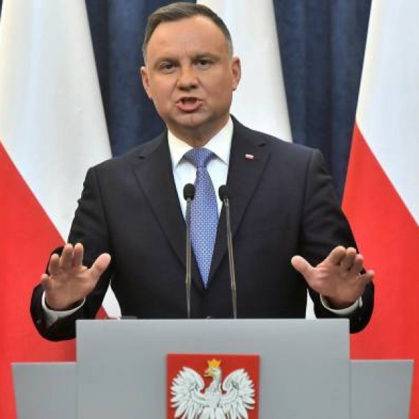 A lengyel elnök aláírta az üzemanyagok, az élelmiszerek és a földgáz áfájának csökkentéséről szóló törvényt