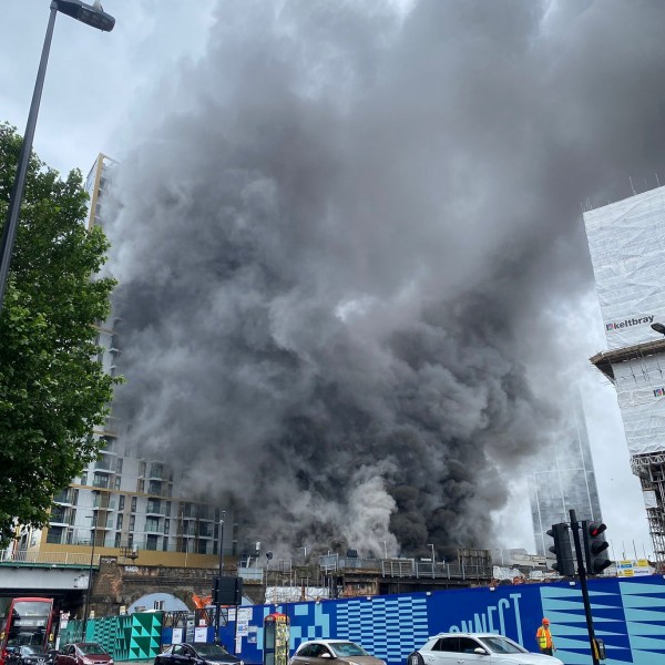 Óriási tűz van Londonban - Videó
