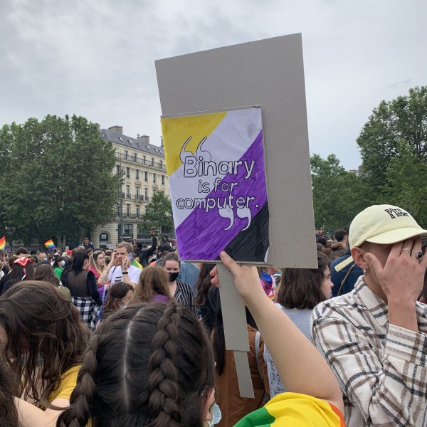 A párizsi Pride is Orbánról szólt: "Fuck Orbán" - így vonultak a buzik