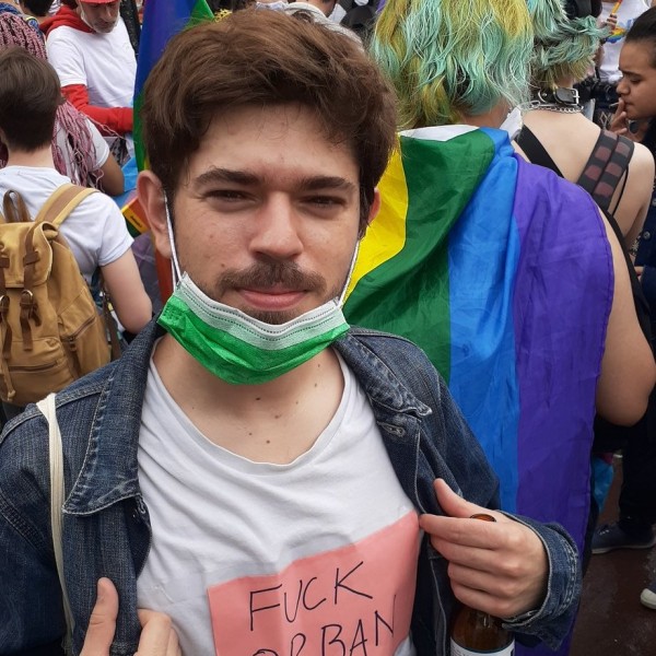A párizsi Pride is Orbánról szólt: "Fuck Orbán" - így vonultak a buzik