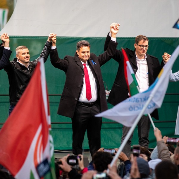A Telex megunta és bevitt egy gyomrost az ellenzéknek: nem lesz ellenzéki népszavazás április 3-án