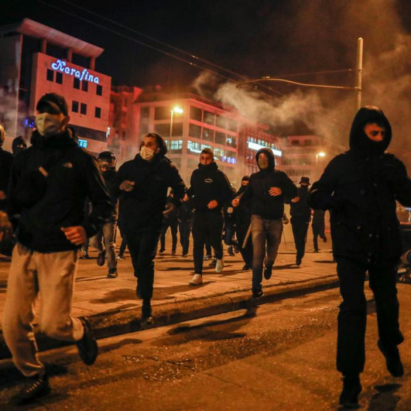 Brutális összecsapások Athénban, összevertek egy rendőrt a tüntetők - Videó