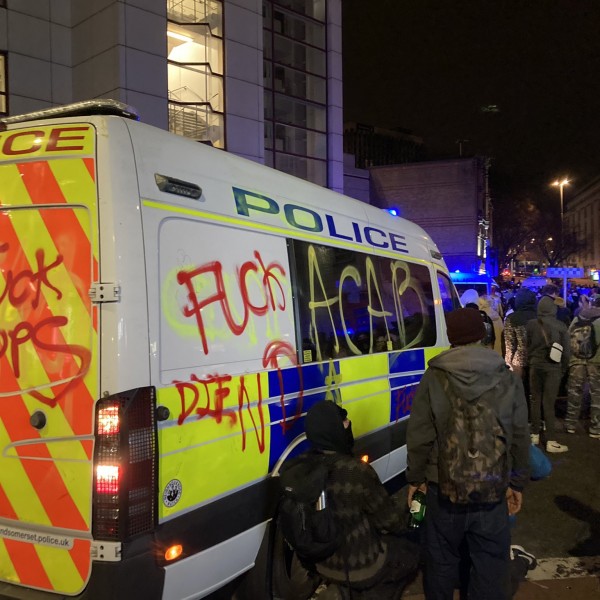 Anarchia Bristolban, rendőrökre támadtak a BLM-szimpatizánsok - Videók