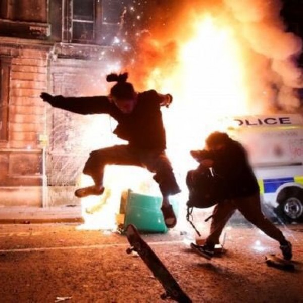 Anarchia Bristolban, rendőrökre támadtak a BLM-szimpatizánsok - Videók