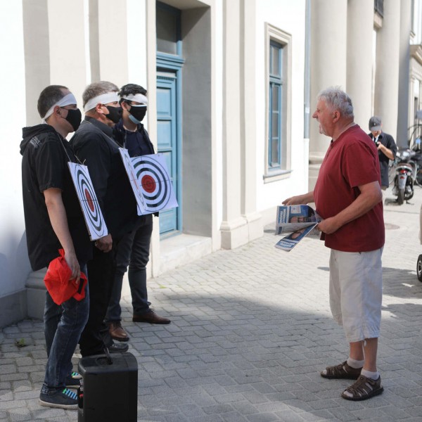 Keményedik a kampány: Fejbe akarták lőni a DK-sokat gázpisztollyal Egerben Dobrev körútján