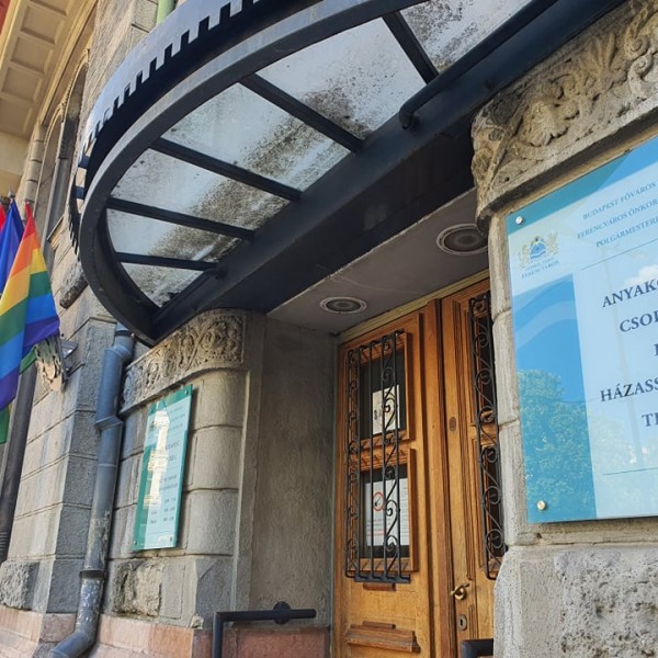 Ferencváros: Kitűzték az anyakönyvi hivatalra és házasságkötő teremre a szivárványos zászlót
