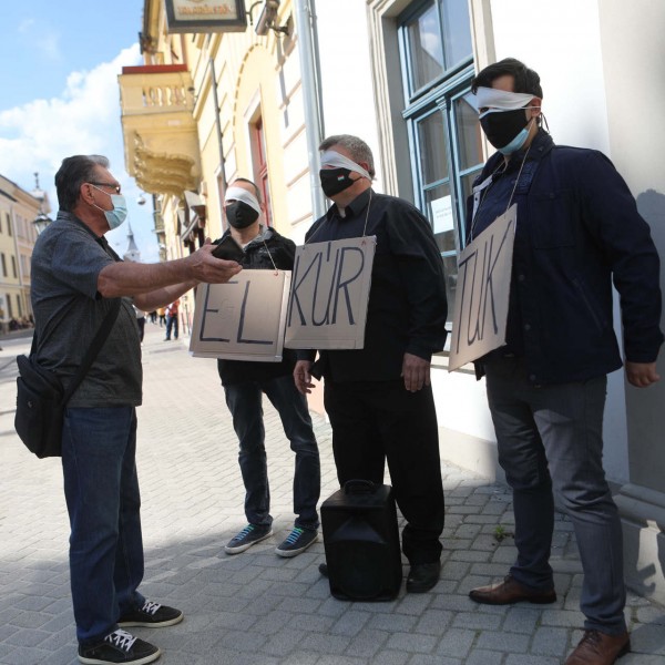 Keményedik a kampány: Fejbe akarták lőni a DK-sokat gázpisztollyal Egerben Dobrev körútján