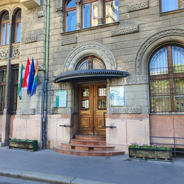 Ferencváros: Kitűzték az anyakönyvi hivatalra és házasságkötő teremre a szivárványos zászlót