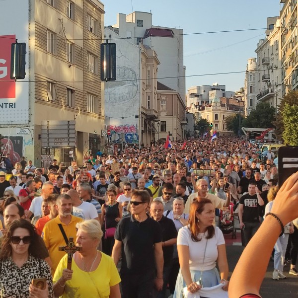 Szerbek tízezrei tiltakoztak a Pride ellen (Videók)