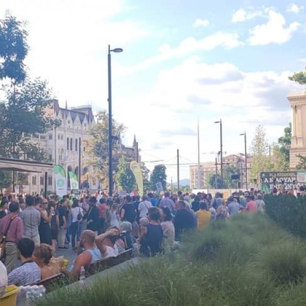 Néhány tucat kamuzöld vergődik a Kossuth téren (Fotók)
