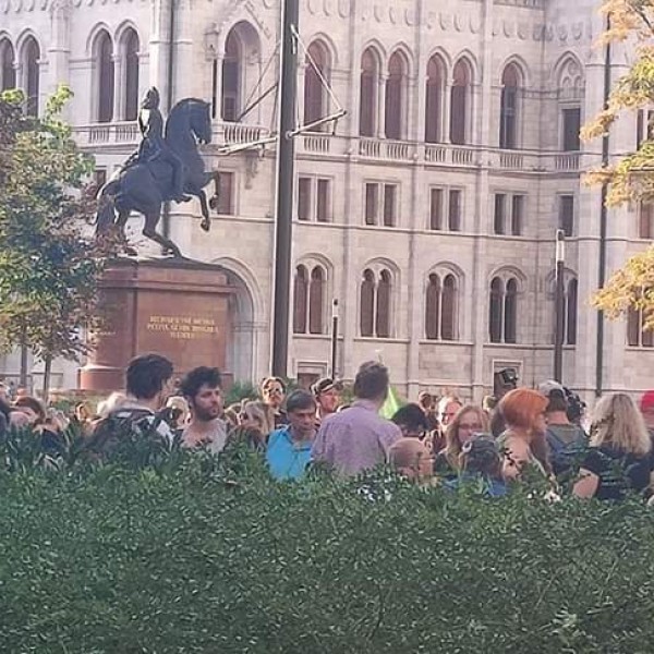 Néhány tucat kamuzöld vergődik a Kossuth téren (Fotók)