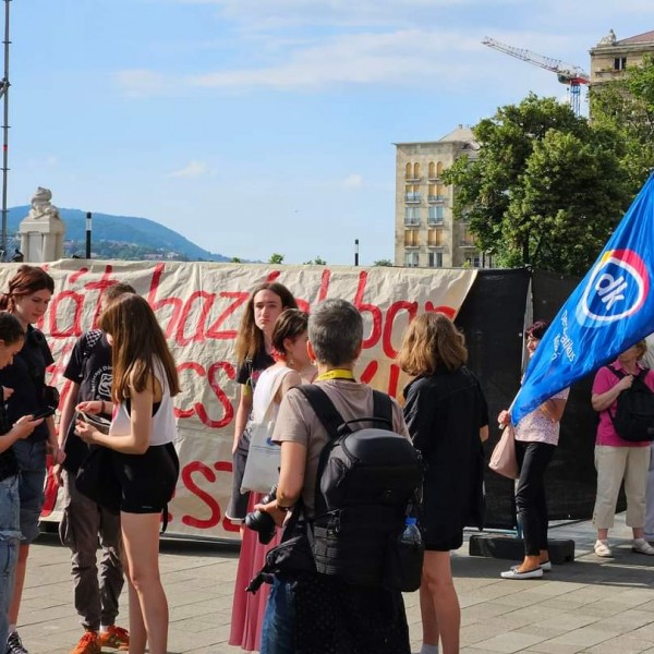 Néhány száz szélsőbalos diák és tanár vergődött a Kossuth téren