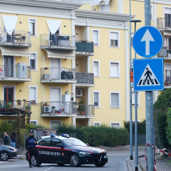 Túszdráma Olaszországban: elbarikádozta magát négyéves gyerekével egy fegyveres férfi