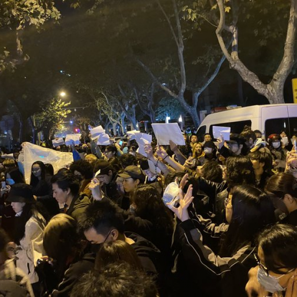 Tüntetések voltak Pekingben és Sanghajban a járványellenes óvintézkedések miatt