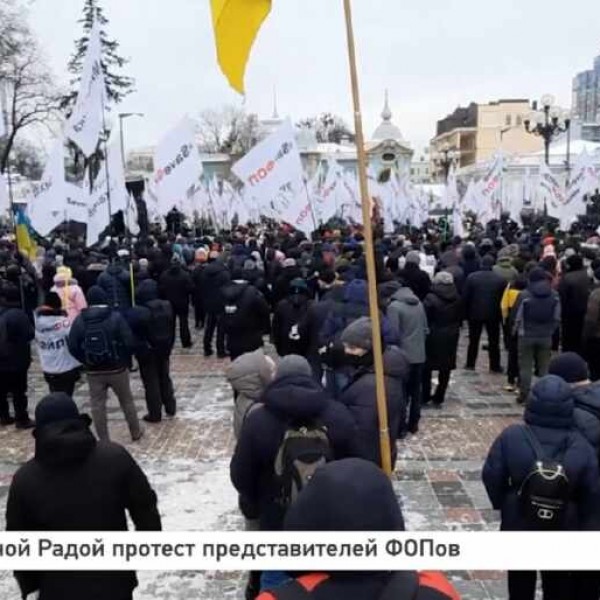 Hatalmas tüntetés volt Kijevben - evakuálni kellett a képviselőket a Radából (Videó)
