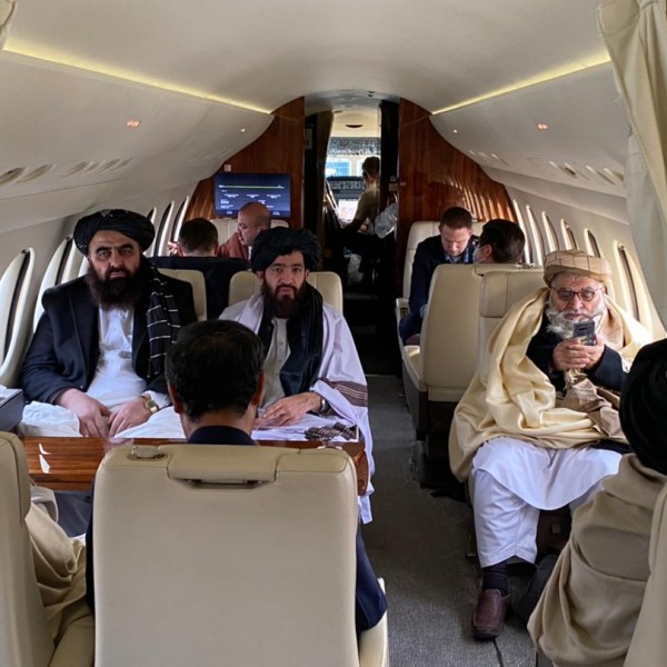 Magángéppel ment Oslóba a tálib küldöttség a segélyekről tárgyalni