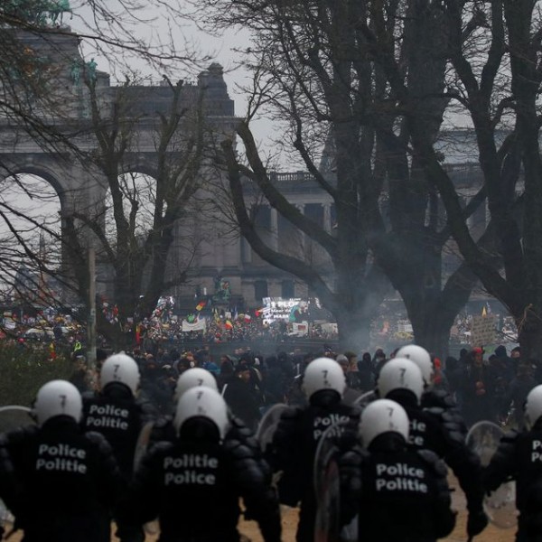 Brüsszel lángokban - Az Antifák kormányzati épületeket ostromolnak, és összecsaptak a rendőrséggel