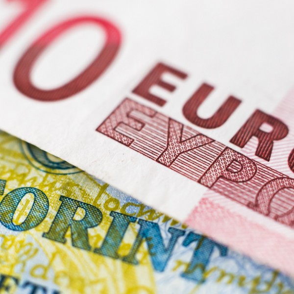 Eldurrant a forint, 418 egy retkes euró