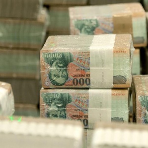 Óriási csata a forintért: Durva kamatemelés után is zuhan a forint