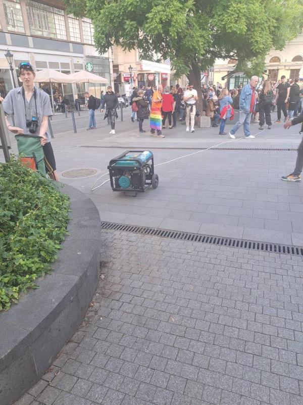 „Slava Ukraini” felkiáltással vonulnak Hadházyék a Szuverenitásvédelmi Hivatalhoz🔁