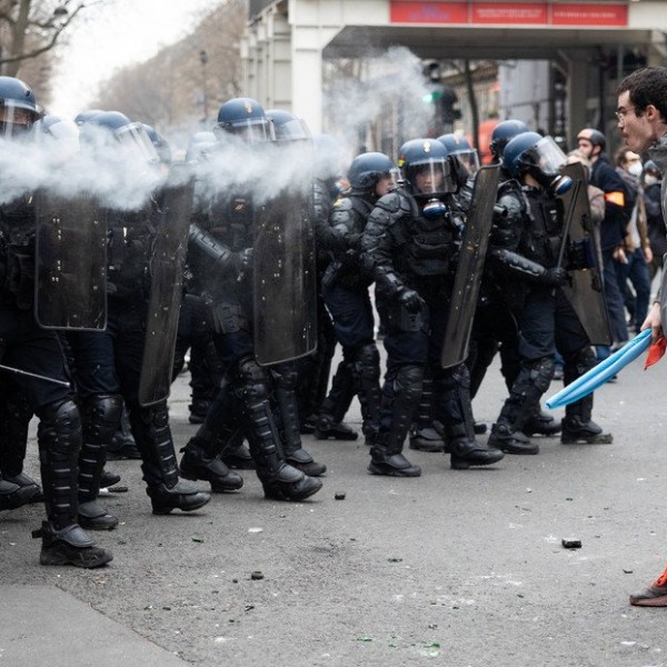 Amiről a Telexesek nem szeretnek beszámolni: nézzegessetek rendőri túlkapásokat Párizsból
