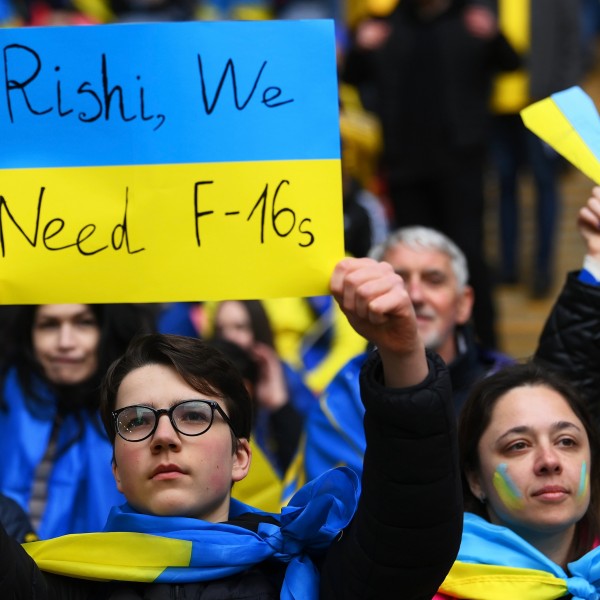 Az ukrán focisták békét, a szurkolóik vadászgépeket kértek Angliában