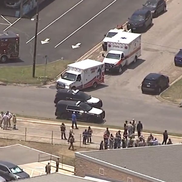 Lövöldöztek egy texasi általános iskolánál, legalább tizennégy gyerek és egy tanár meghalt