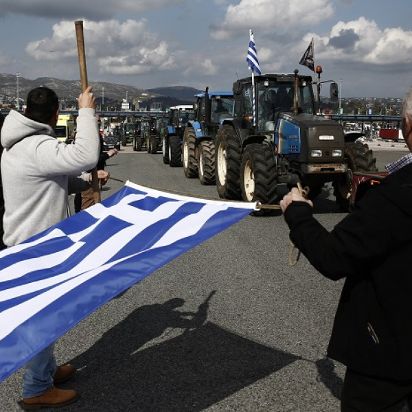 Traktorokkal tüntetnek az athéni parlament előtt a görög gazdák (Videók)