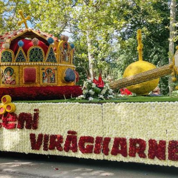 Idén tizennégy virágkocsi készült a Debreceni Virágkarneválra - Fotók