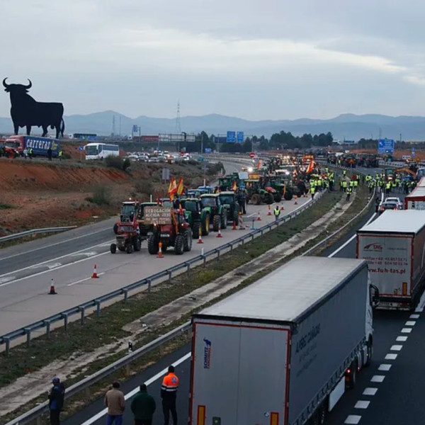 Spanyolországban a tiltakozó gazdák több tucat utat zártak el (Videók)