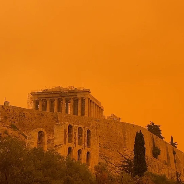 Narancsszínű köd borult Athénra és több görög városra