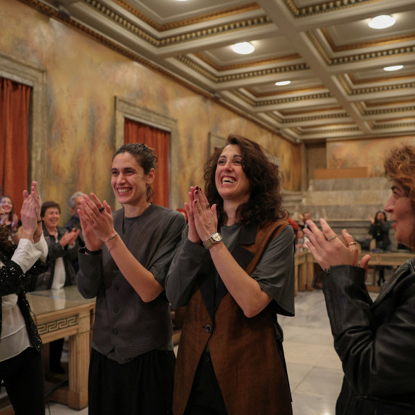 Athén polgármestere adta össze az első görög leszbikus párok egyikét